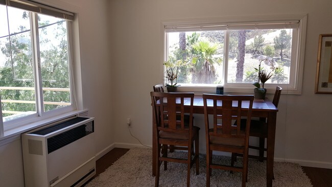 Comedor - 32855 Mulholland Hwy