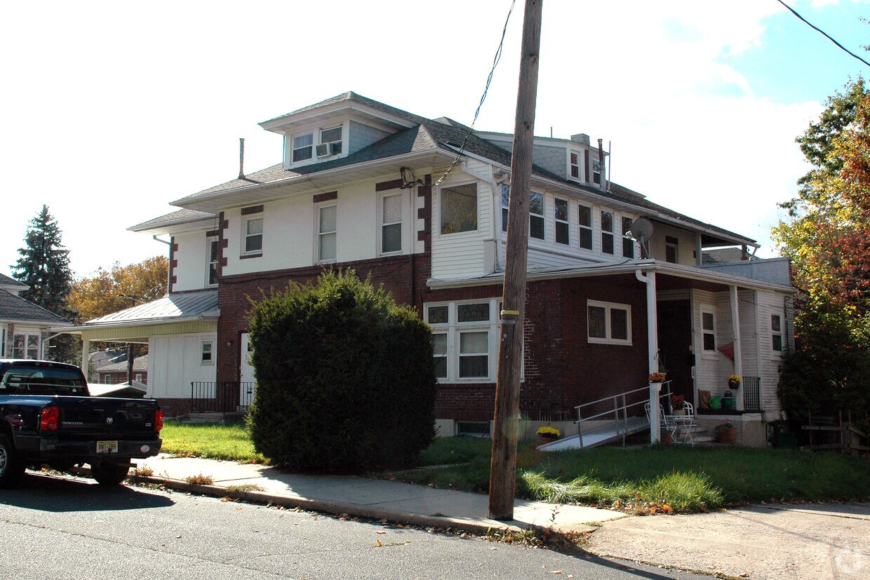 Building Photo - 1337 Perry St