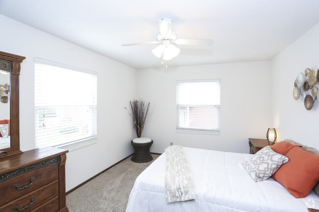 Master Bedroom - Raintree Apartments