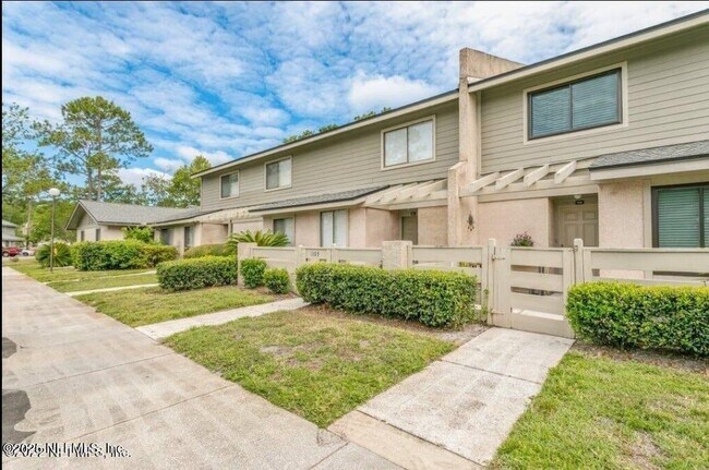 Foto del edificio - 7701 Baymeadows Cir W