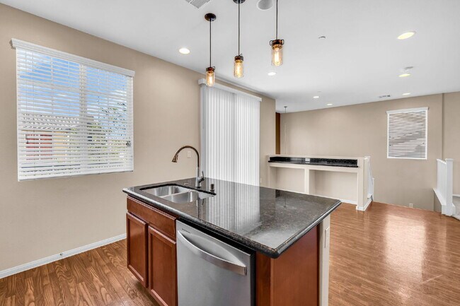 Foto del edificio - Modern, Guard Gated, and Close to Everything! 3-Bed Townhome Near St. Rose Parkway and Liberty Hi...