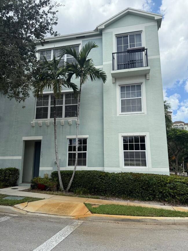Building Photo - 603 N St