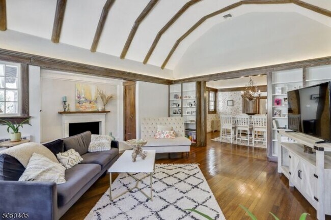 Foto del edificio - 136 Hobart Ave