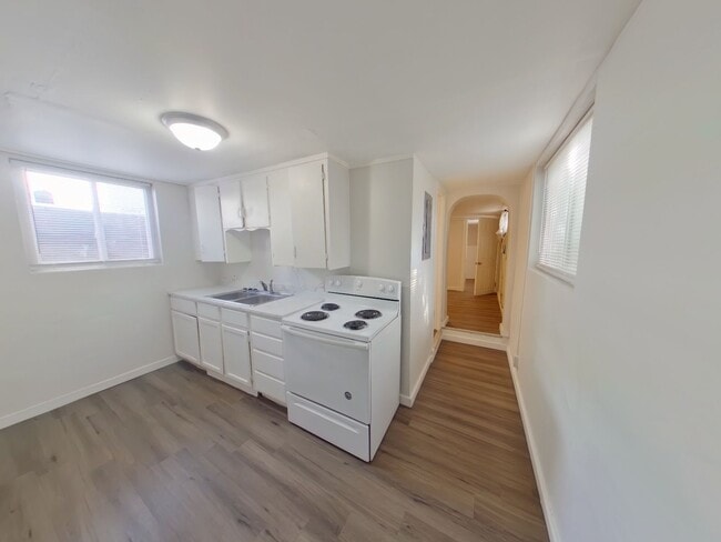 Building Photo - 145 N Ash St