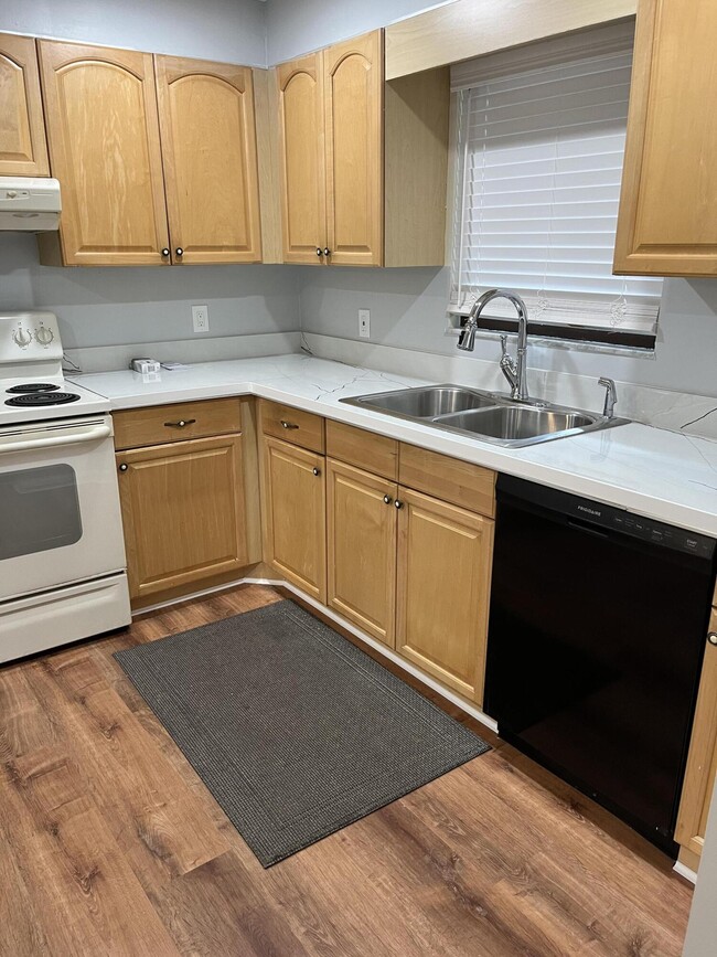 Building Photo - 327 Southwind Dr