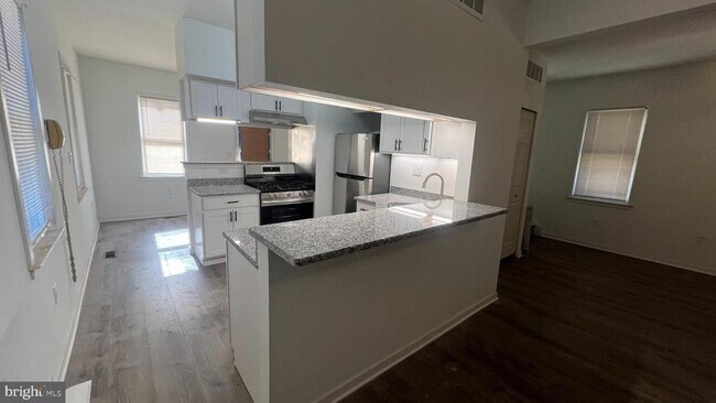 Foto del edificio - 58 Chews Landing Rd