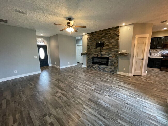 Building Photo - For Lease - 3 BR|2 BA Home w/ Garage! Near...