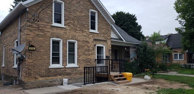 Photo du bâtiment - 414 Stirling Av S