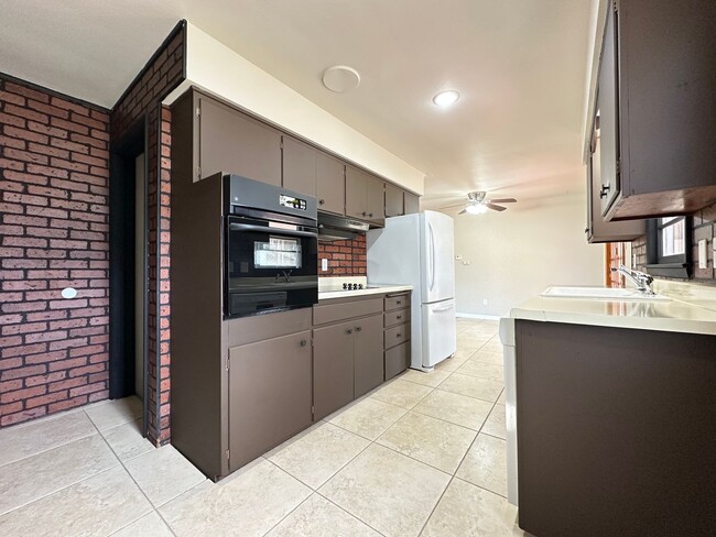 Building Photo - 3 Bedroom Ranch South Side for Rent