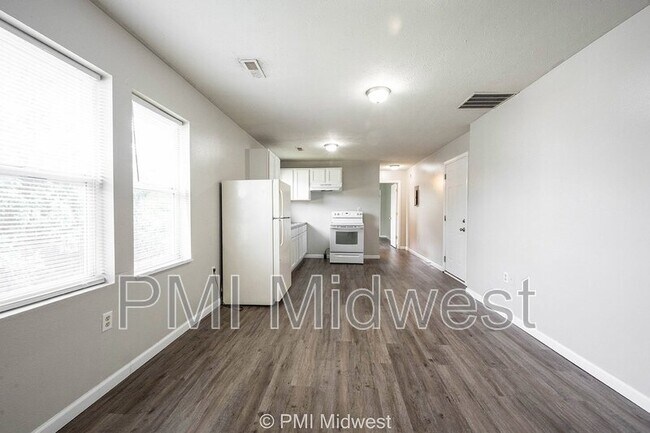 Building Photo - 3014 W 10th St