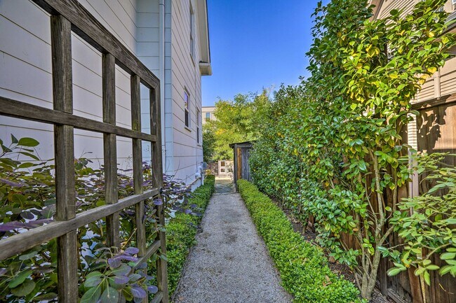 Foto del edificio - Top of the hill stunning Craftsman walking...