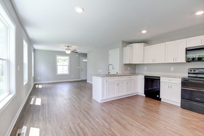 Foto del edificio - Two Story Duplex With Hardwood Flooring an...