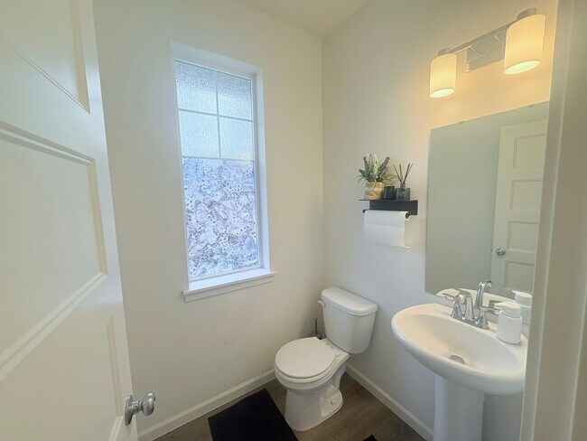 Foto del edificio - Stunning 4-Bedroom Spanaway Home with Spacious Living & Modern Comforts