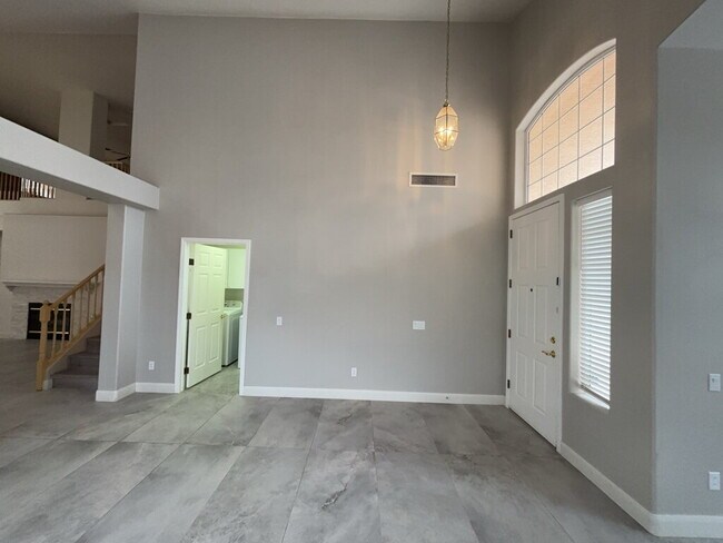 Foto del edificio - Spacious 4-bedroom, 3-car garage home feat...