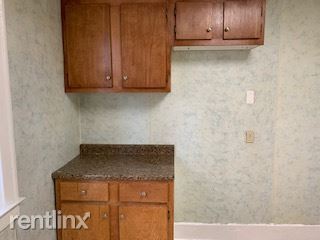 Building Photo - 3 br, 1 bath  - 2699 W Grand St Lower Flat