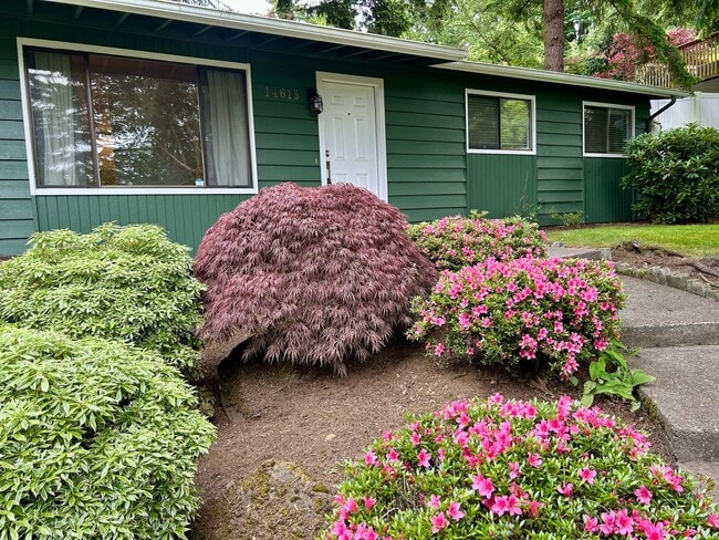 Building Photo - Stunning 3 bedroom in Edmonds! Available now!