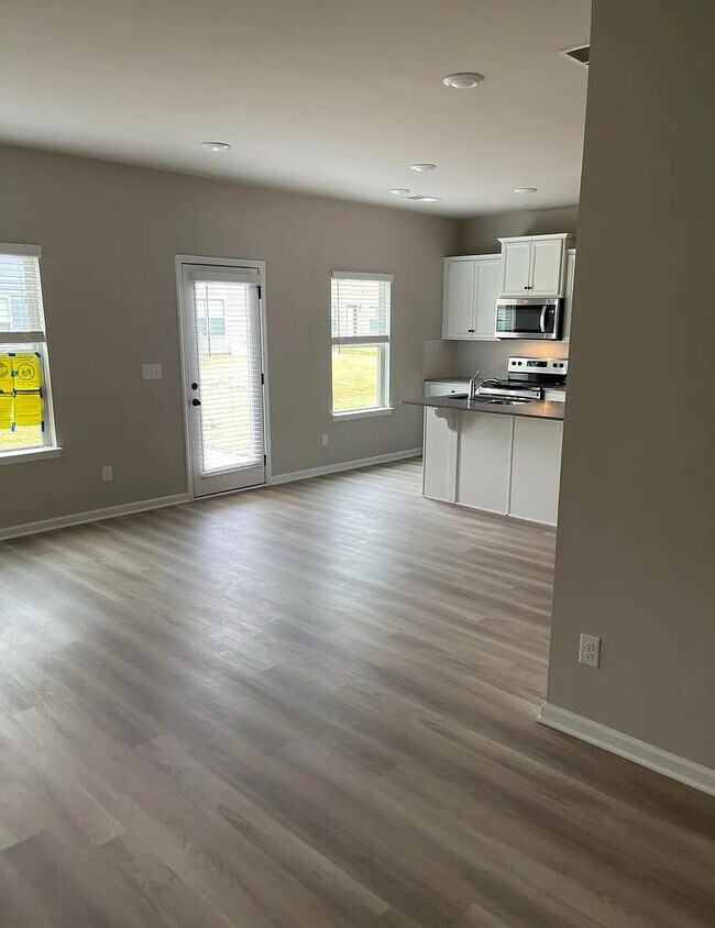Foto del edificio - Room in House on Stovall Pl