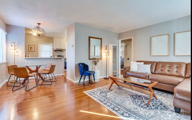 Foto del edificio - 504 N Rosemary Ln