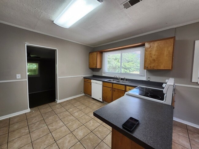 Photo - 3 bedroom 2 bath home with Den in Convenient Location