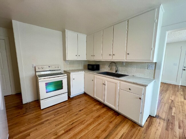 Foto del edificio - Updated Two Bedroom with Private Yard!