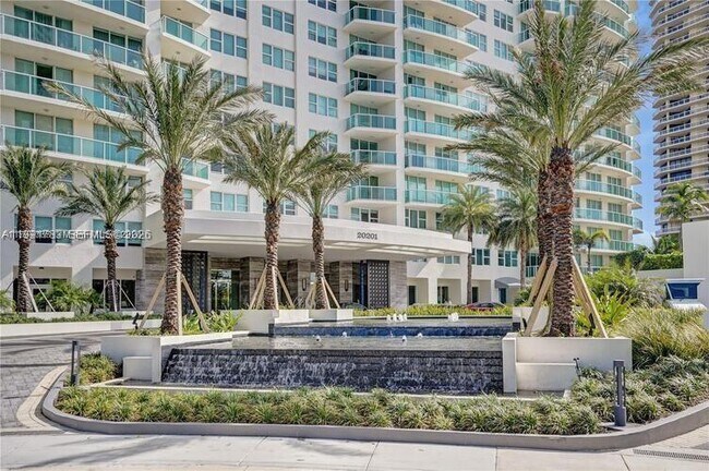 Foto del edificio - 20201 E Country Club Dr