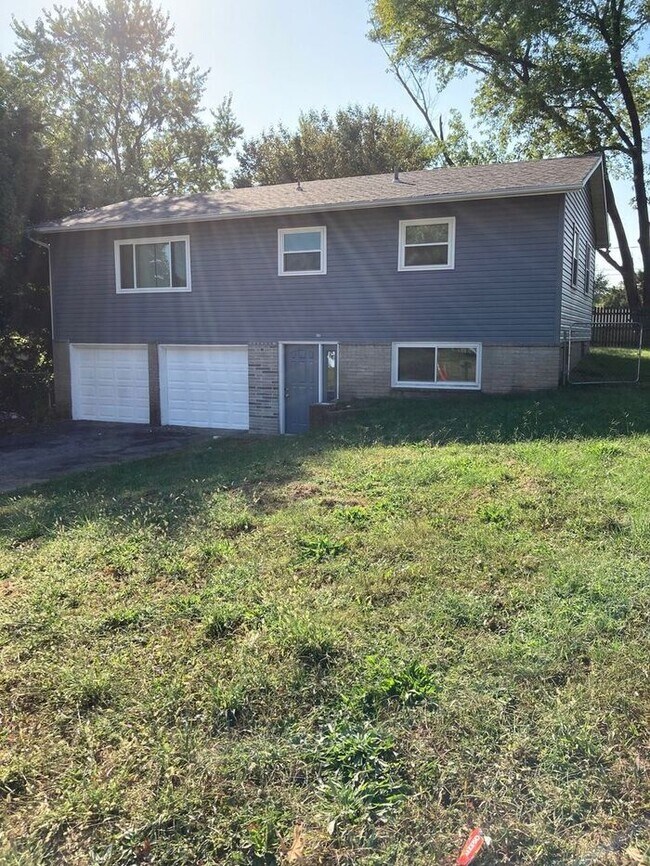 Building Photo - HURRY! Large 3 bd/1.5 ba KCMO - $1100