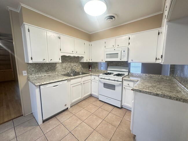 Building Photo - SOUTHERN HILLS-3/2-FRESH PAINT-NEW CARPET-NICE HOUSE