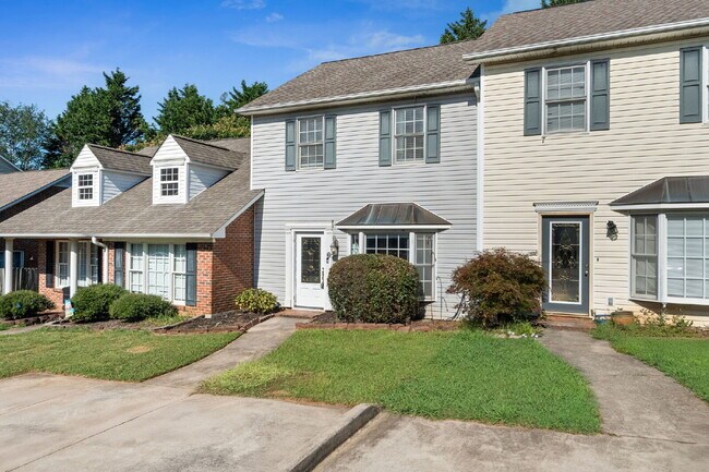 Foto del edificio - Beautifully Renovated Townhome (2BR/2.5BA)...