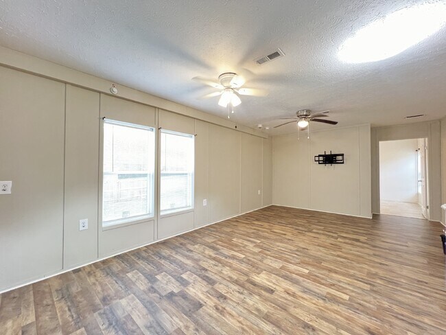 Foto del edificio - **COMING FIRST WEEK OF SEPTEMBER SPACIOUS 2 bd. 2 bath MOBILE HOME**