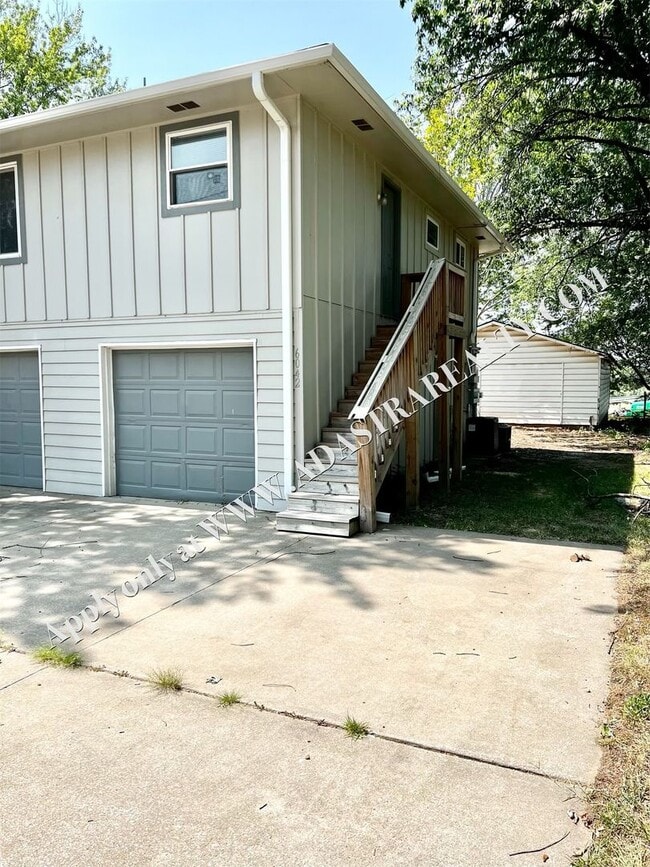 Building Photo - Completely Remodeled Shawnee Duplex-Availa...