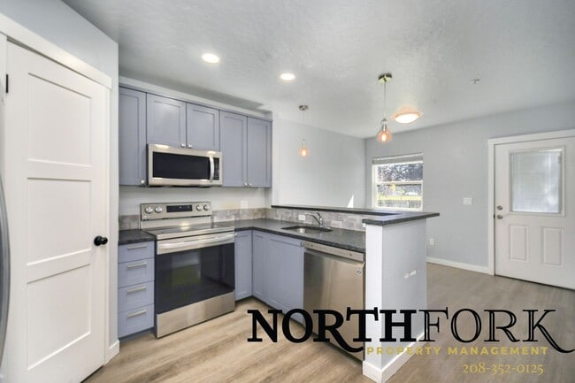 Building Photo - 1110 Manor Dr