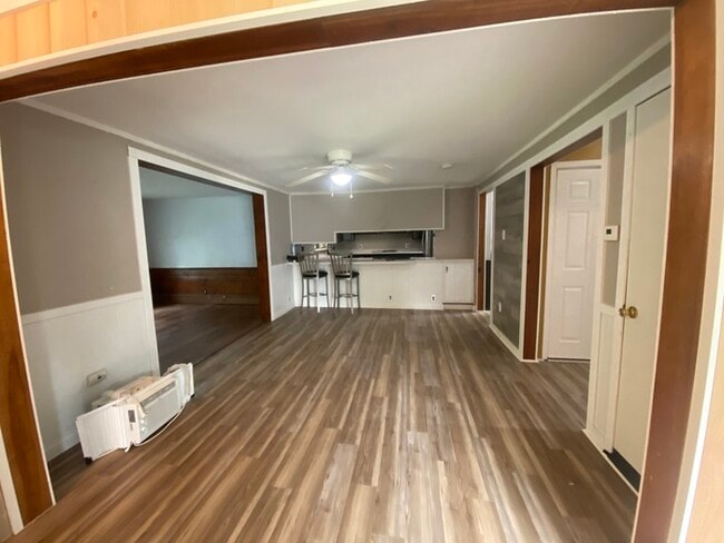 Building Photo - Beautiful 4 bedroom 1.5 bath located in th...