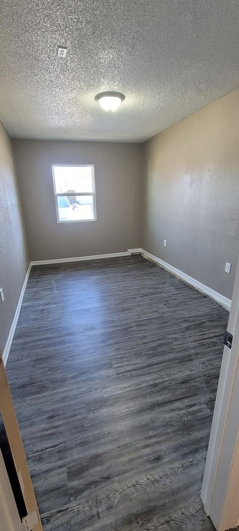 Building Photo - Charming 5 Bedroom House