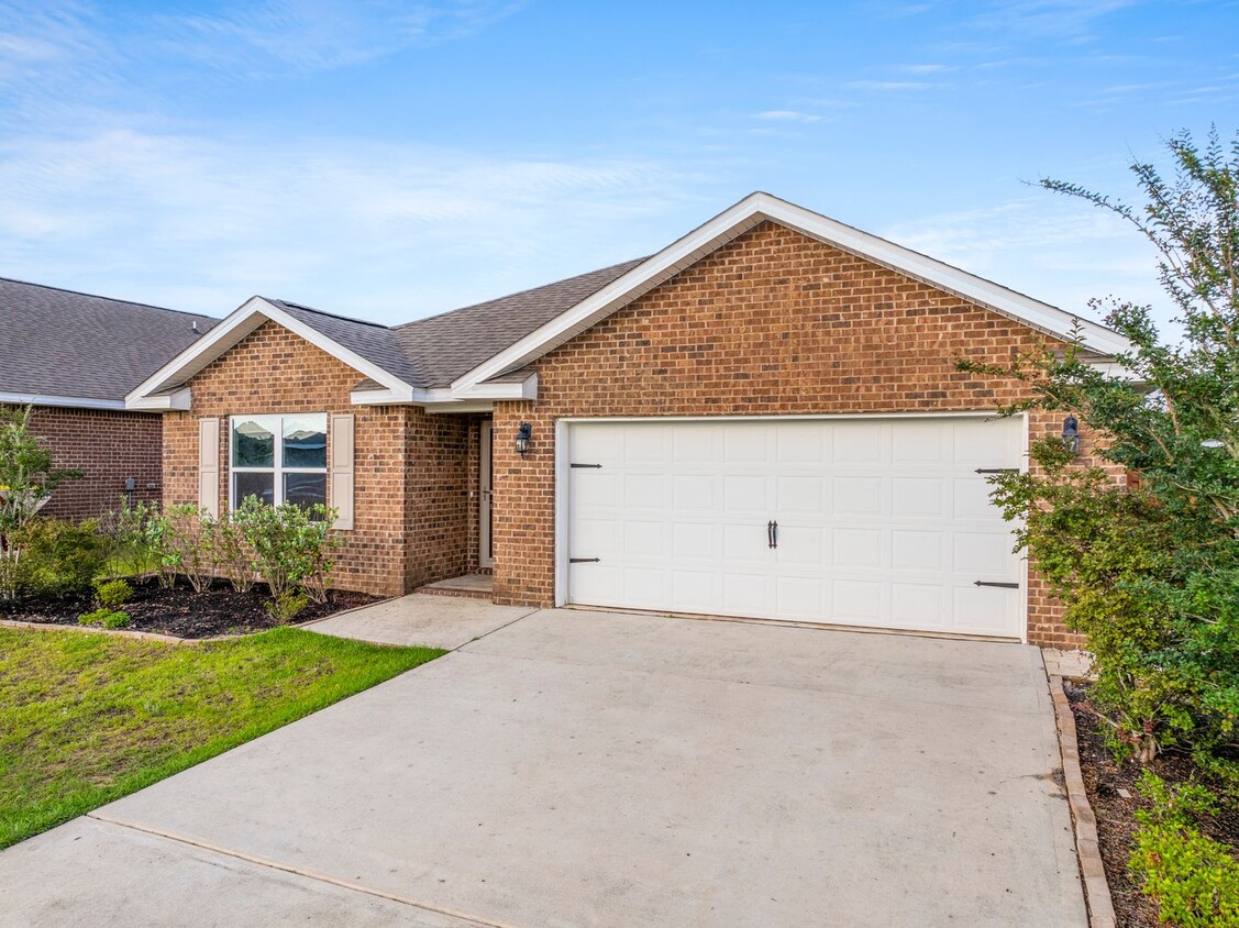 Primary Photo - Redstone Commons 4bed/2bath Available Now!