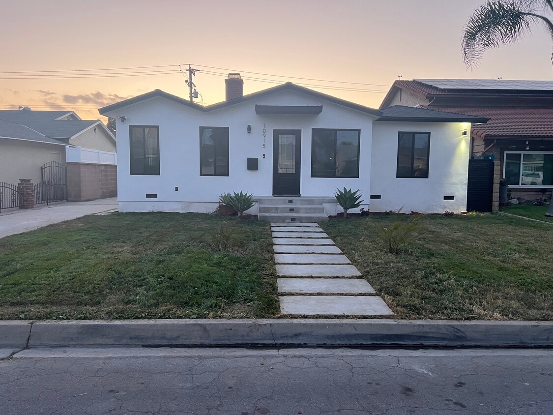 Primary Photo - 10915 Cord Ave