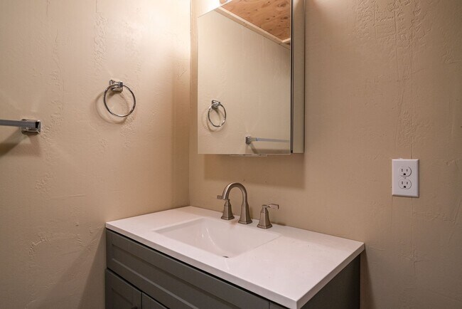 Foto del edificio - EN0064 James St Duplex- 2 Units