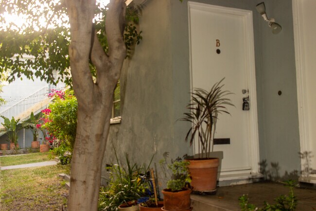Building Photo - 453 N Doheny Dr