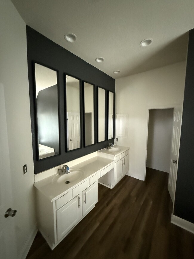 Building Photo - 11602 Canyon Mills Dr