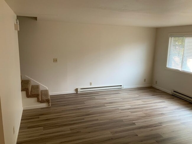Building Photo - 2 Bedroom Duplex Near Autzen Stadium