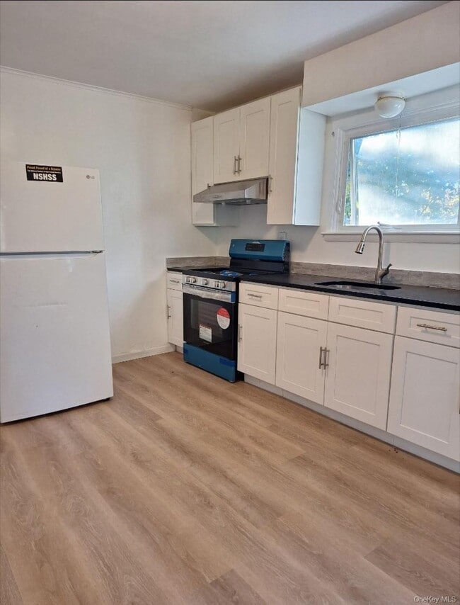 Building Photo - 652 NY-211