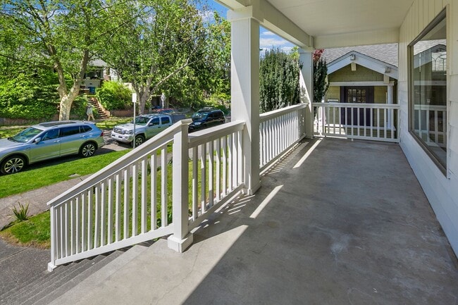 Foto del edificio - 5646 Ravenna LLC