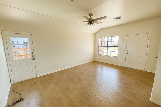 Foto del edificio - 5109 Daybreak Dr