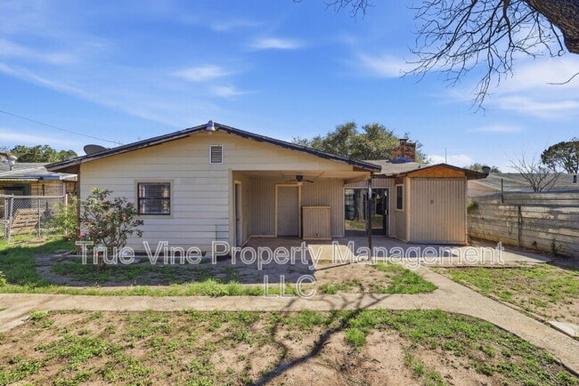 Building Photo - 3827 Devon Ave