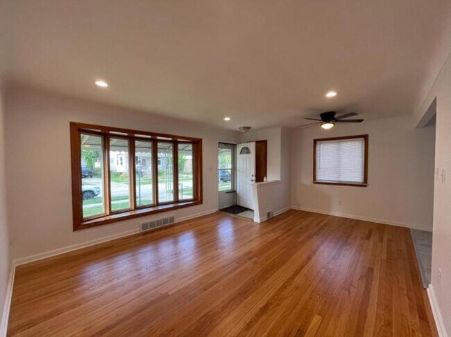Building Photo - 3 bedroom in CENTER LINE MI 48015