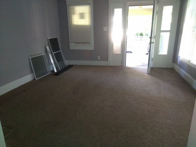 Foto del edificio - SPACIOUS 3 BEDROOM DUPLEX NEAR DOWNTOWN