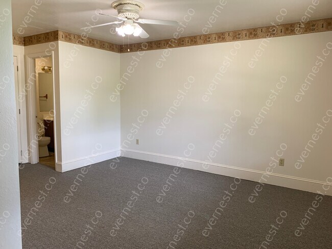 Foto del edificio - 2 BED & 1.5 BATH | NO PETS | NO S8