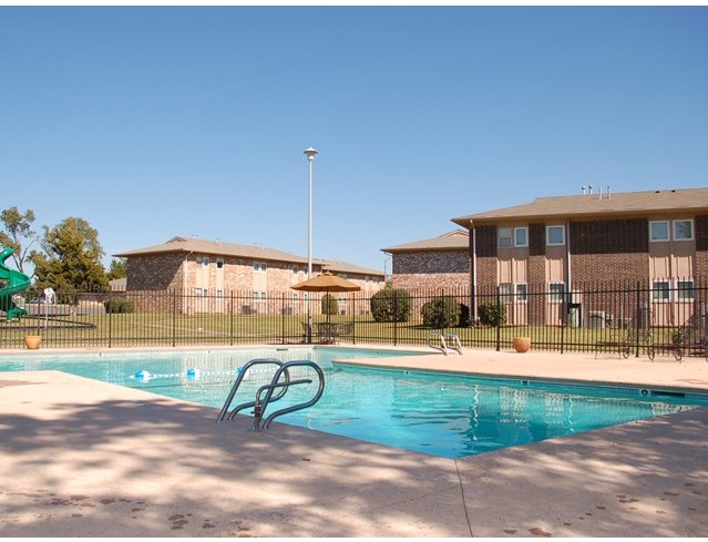 Piscina - Plaza Hills East Apartments