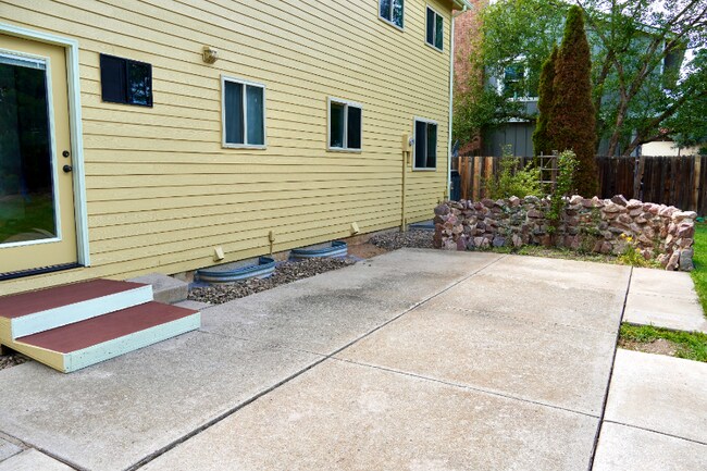 Building Photo - 3202 Springridge Dr