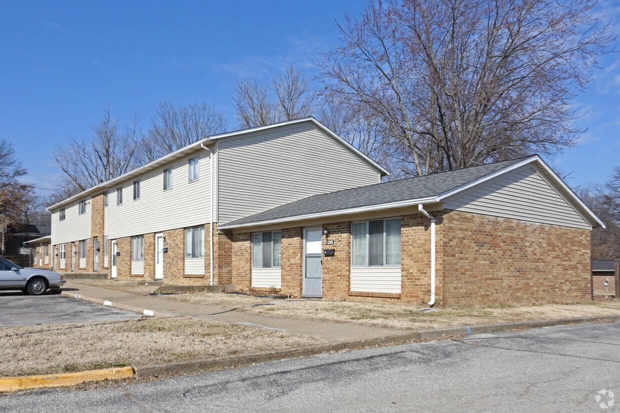 Naveen Pine Townhomes Apartments in Evansville, IN