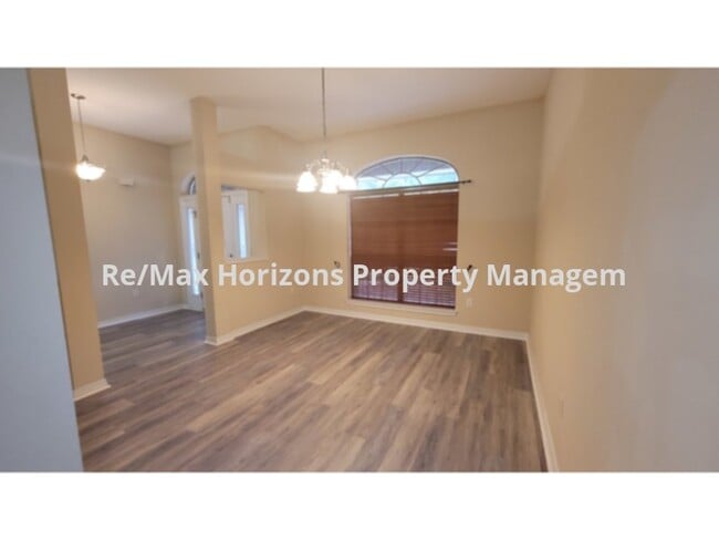 Building Photo - Great Pace Home in Twelve Oaks Plantation!